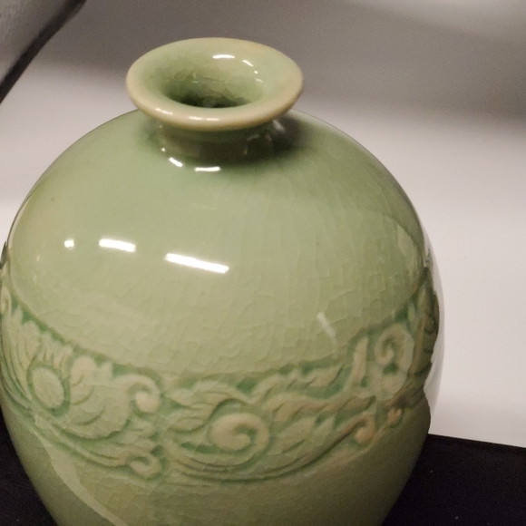 VINTAGE BAAN CELADON Pottery VASE. Embossed Design. Crackle Glaze. Cottagecore. - Picture 6 of 6